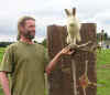 Gazza, Pekka Jylha's Hare and Stone Circle/Gazza, la Liebre de Pekka Jylha en el Crculo de piedras