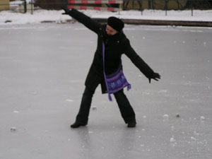Petra deslizandose en el hielo 