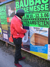  Colocando un cartel. foto Lau Mun Leng